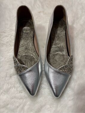 Women’s Silver Pointed Toe Glitter Accent with Small Mirrored Heel